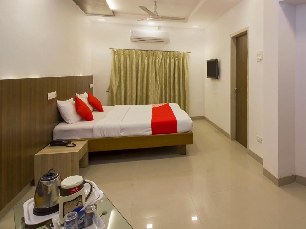 Oyo Flagship 19825 Hotel Panchratna Panvel Exterior foto