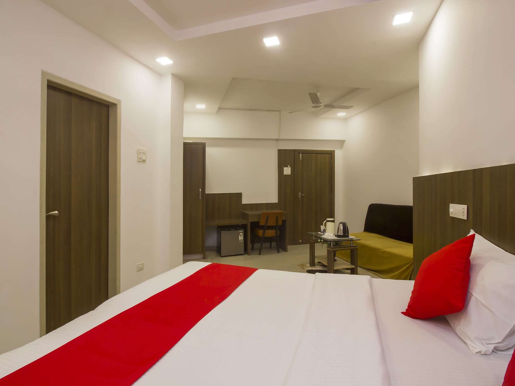 Oyo Flagship 19825 Hotel Panchratna Panvel Exterior foto